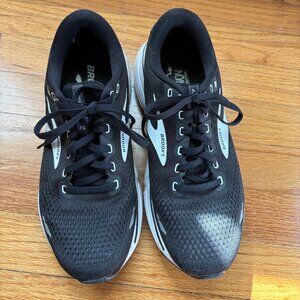 Black and White Men's Brooks Ghost Sneakers/Workout Shoes, Size 8, EUC